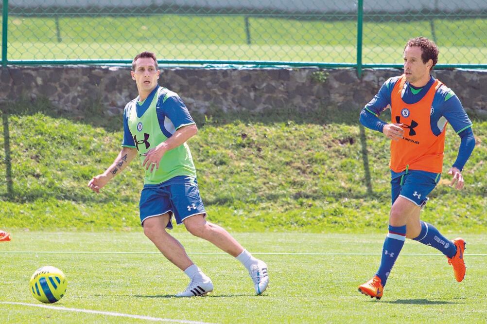 Los veteranos Christian Giménez y Gerardo Torrado entrenan con ahínco para el compromiso contra Monterrey, en el cual esperan romper la racha negativa (ERNESTO PÉREZ M. IMAGO7)