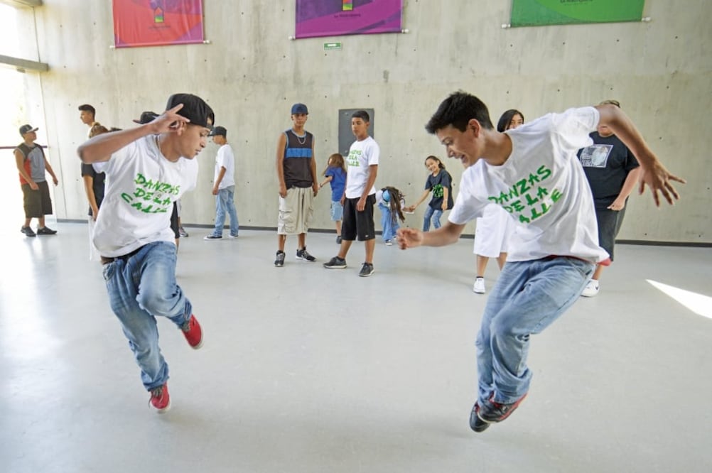 Las retas son competencias entre pandillas; pese a los odios y riñas, lo más importantes ya no es quién madrea más a quién, sino quién gana el baile (MARCO MEDINA)