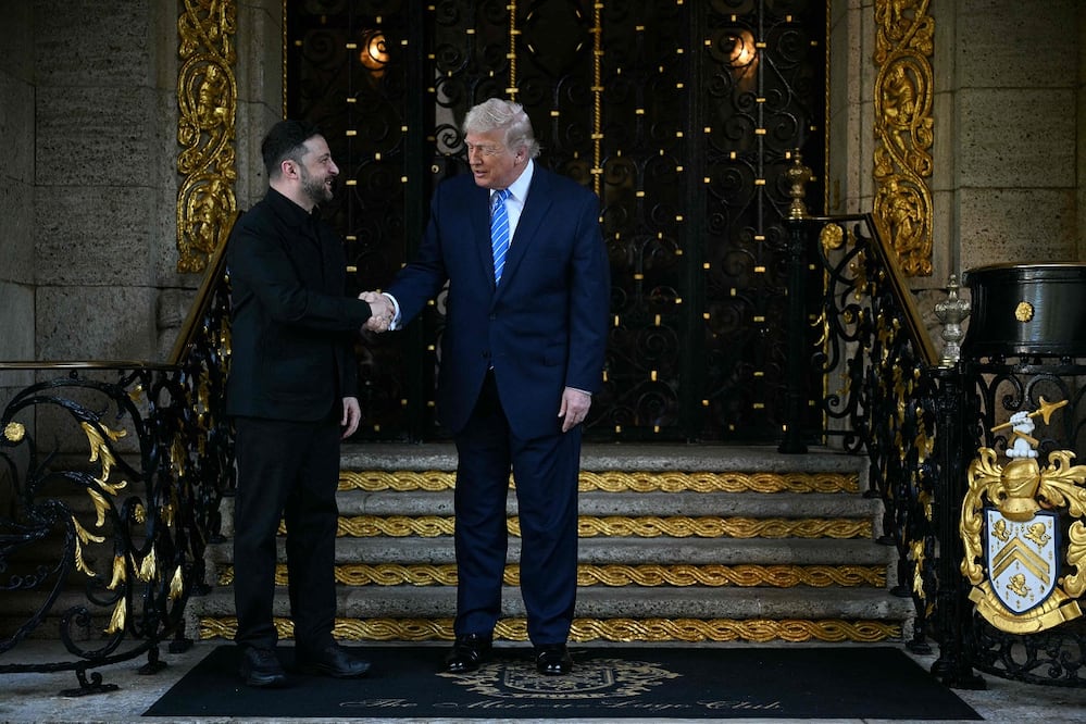 El presidente  estadounidense, Donald Trump, recibe a su par ucraniano, Volodimir Zelensky, en su residencia de Mar-a-Lago, en Palm Beach, Florida. FOTO: JIM WATSON. AFP