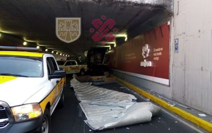 Tráiler cargado con abarrotes se queda atorado en bajo puente de Viaducto 