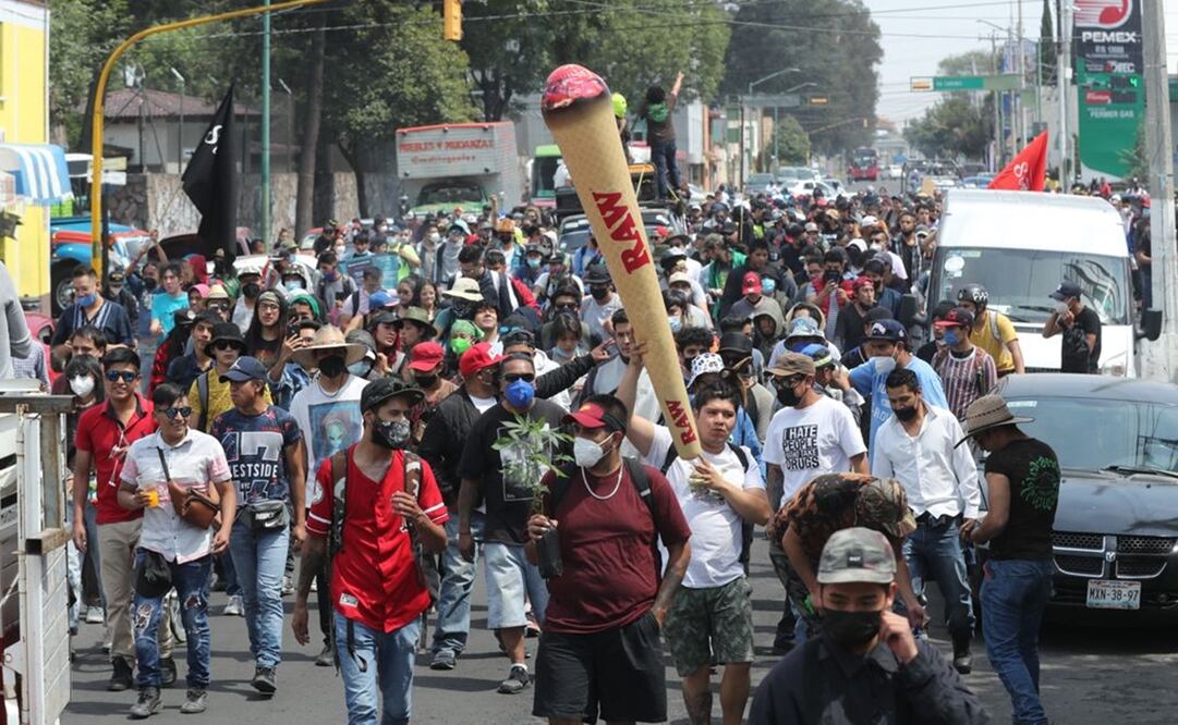 La marcha partió del Monumento del Águila hasta la plaza de los Mártires en Toluca, para llegar hasta la Cámara de Diputados del Estado de México. Foto: Jorge Alvarado  