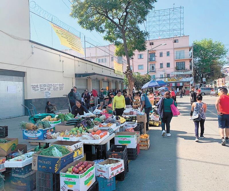 Luego del incendio en el mercado San Cosme, locatarios afectados fueron reubicados en la calle Gabino Barrera.  Archivo El Universal