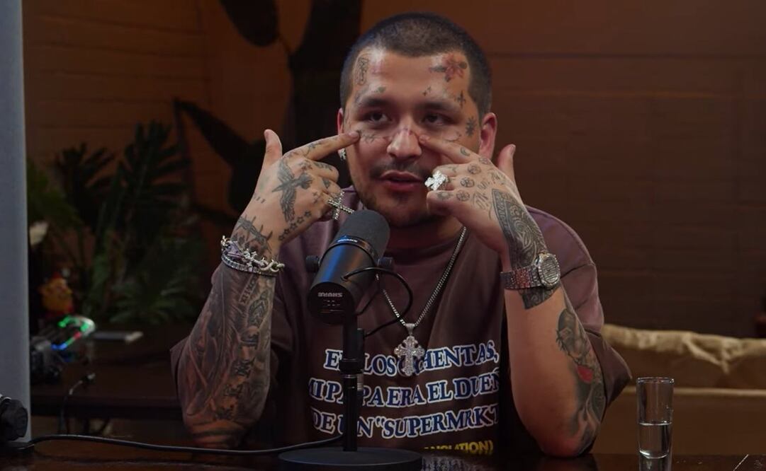 Christian Nodal ya se sometió a la primer sesión para borrar los tatuajes de su rostro. Foto: Captura.