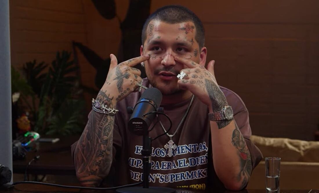 Christian Nodal ya se sometió a la primer sesión para borrar los tatuajes de su rostro. Foto: Captura.