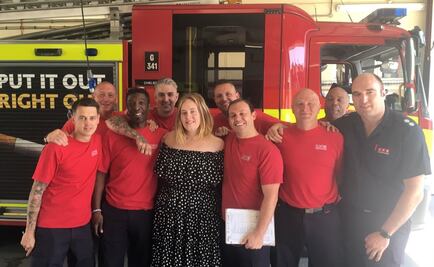 ​Adele visita a los bomberos tras incendio en Londres 