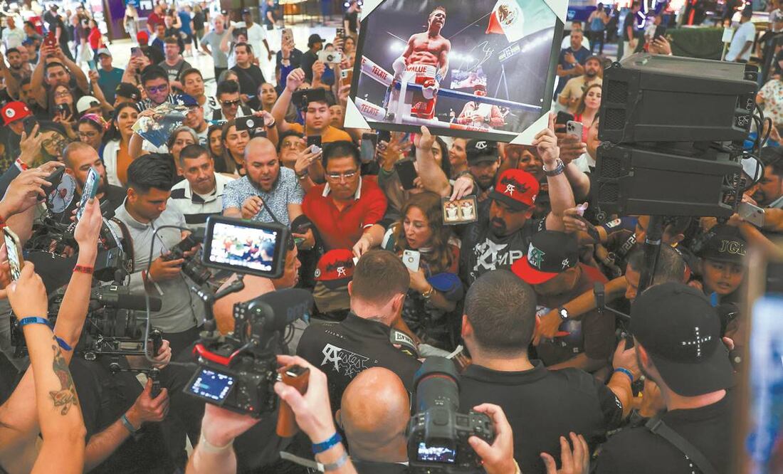 Seguidores del púgil tapatío, emocionados por la cercanía con el ídolo. Foto: Especial.