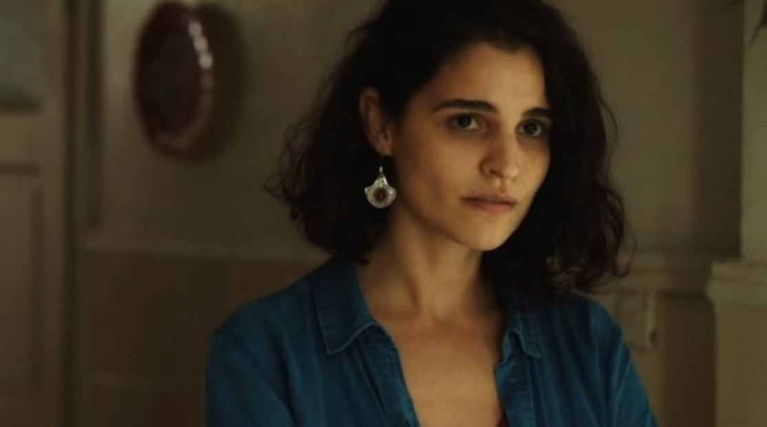 Eya Bouteraa interpreta a Lilia, la joven que vuelve desde París para enfrentarse al duelo familiar en Tres mujeres. Crédito: Especial