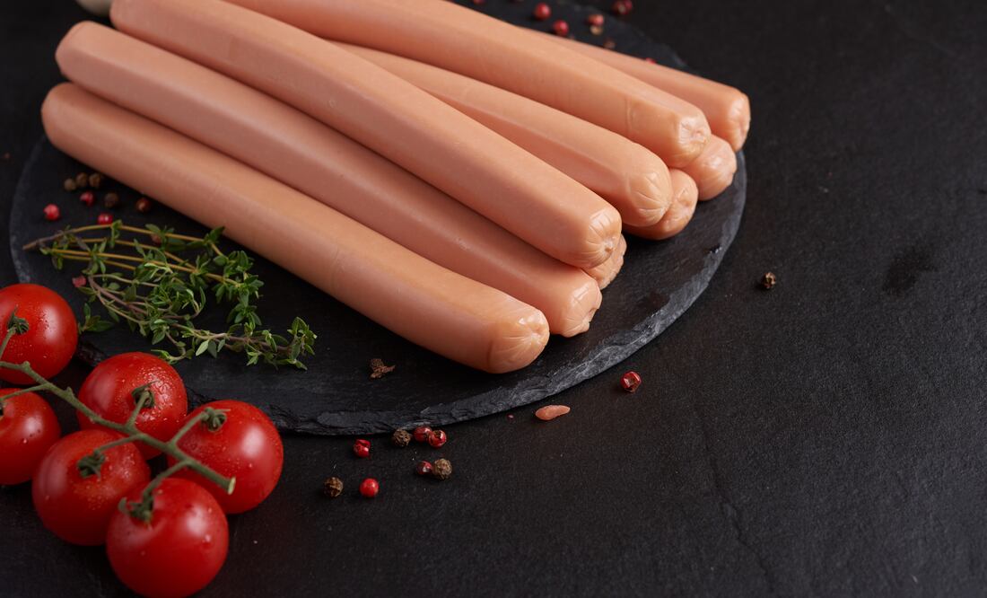Aunque aportan proteínas, las salchichas de pavo pueden contener aditivos poco recomendables para el consumo diario. Foto: Freepik