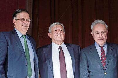 AMLO mueve piezas: cambia a Vasconcelos por Ebrard