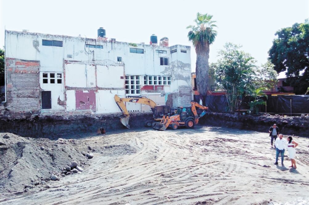 Terreno del Palacio Municipal de Temixco donde comenzaron la demolición y la limpieza de los escombros. Pese a que el proyecto de la alcaldesa Jazmín Solano fue rechazado por la población, la edil metió la maquinaria. Foto: JUSTINO MIRANDA. EL UNIVERSAL