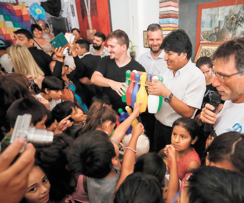 El expresidente de Bolivia Evo Morales reparte juguetes a niños durante un acto solidario por el Día de Reyes, en Buenos Aires, donde pidió refugio. JUAN IGNACIO RONCORONI. EFE