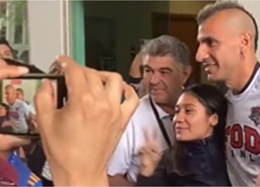 VIDEO: Alumna de la UANL le robó un beso a Nahuel Guzmán, portero de Tigres