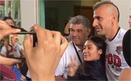 VIDEO: Alumna de la UANL le robó un beso a Nahuel Guzmán, portero de Tigres