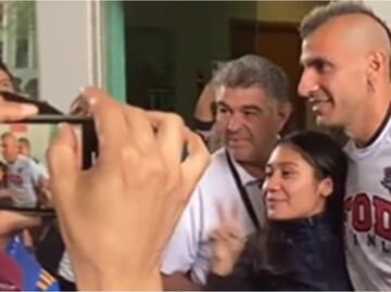 VIDEO: Alumna de la UANL le robó un beso a Nahuel Guzmán, portero de Tigres