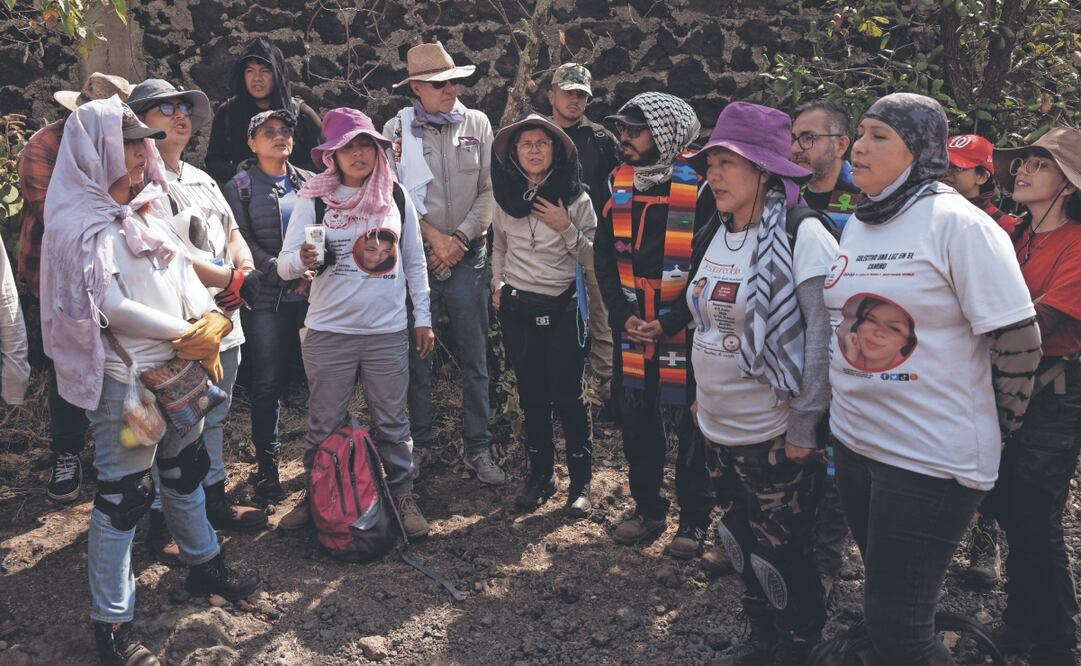 Un centenar de personas tomaron los recursos que tenían a la mano para buscar con amor pistas que los lleven a encontrar a sus seres queridos. FOTO: YARETZY M. OSNAYA