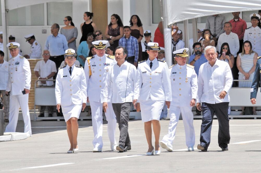 El presidente de México, Andrés Manuel López Obrador, y el gobernador de Veracruz, Cuitláhuac García (centro), encabezaron la ceremonia por el 105 aniversario de la Defensa Patriótica del puerto. /MIGUEL ÁNGEL CARMONA. EL UNIVERSAL 