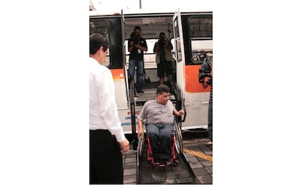 Entregan 10 autobuses públicos para personas capacidades diferentes en Chiapas