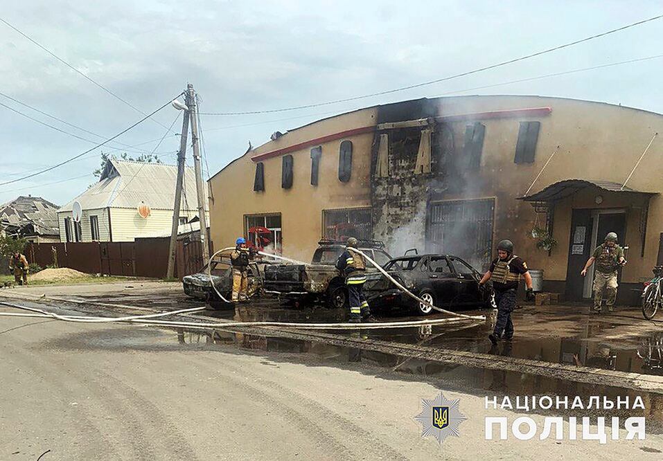 Los servicios de emergencia trabajan en la escena de un bombardeo ruso, en Lyman, región de Donetsk, Ucrania. Foto: AP