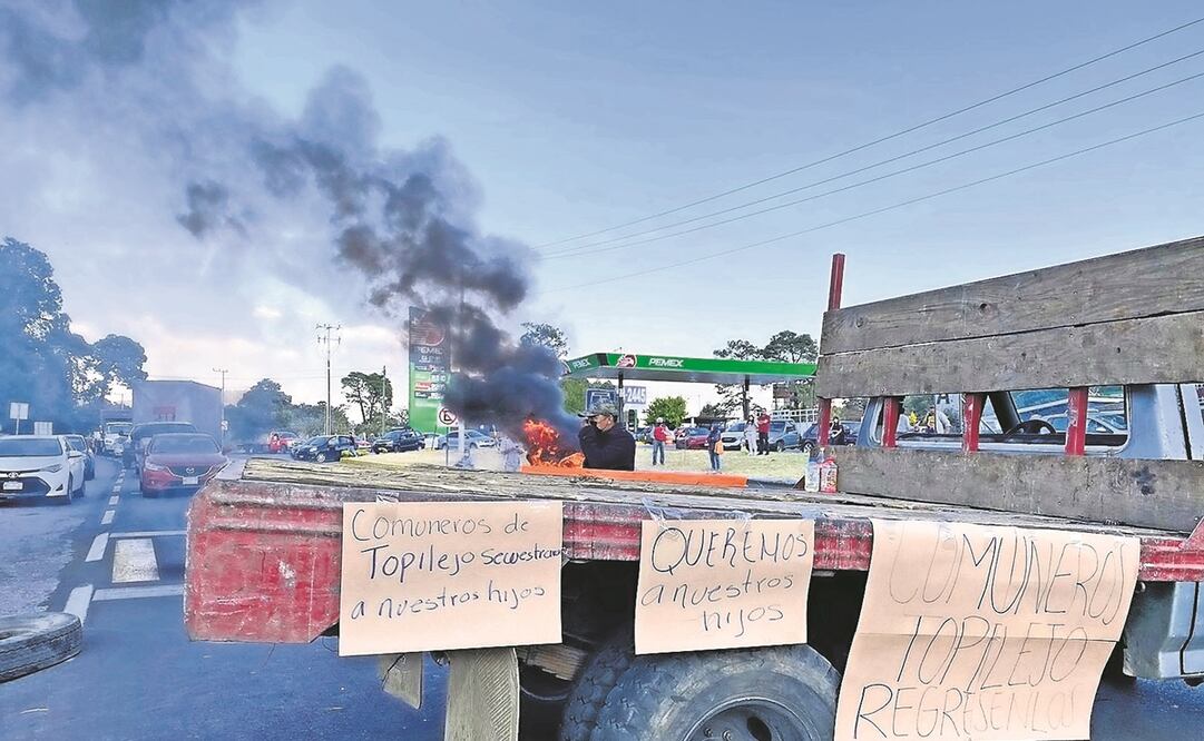 Pobladores de Morelos cerraron el viernes pasado la carretera libre y la de cuota a Cuernavaca, Morelos, para exigir la aparición de los jóvenes supuestamente secuestrados. Foto: Archivo/ EL UNIVERSAL 