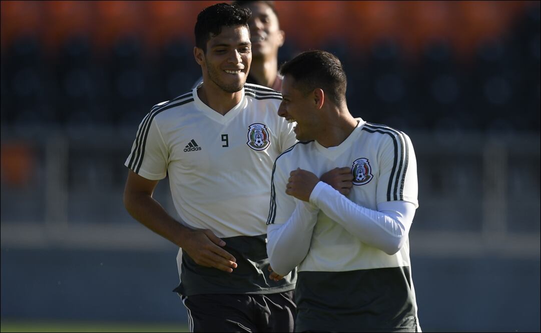 Raúl Jiménez y Javier Hernández, compañeros de selección. Foto: Imago 7