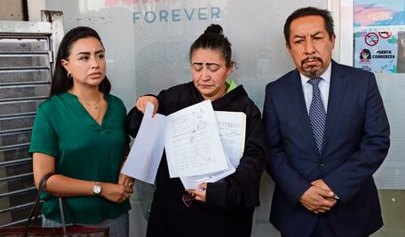 Madre de jóvenes que murieron por caer en coladera exige al gobierno capitalino reparar el daño 