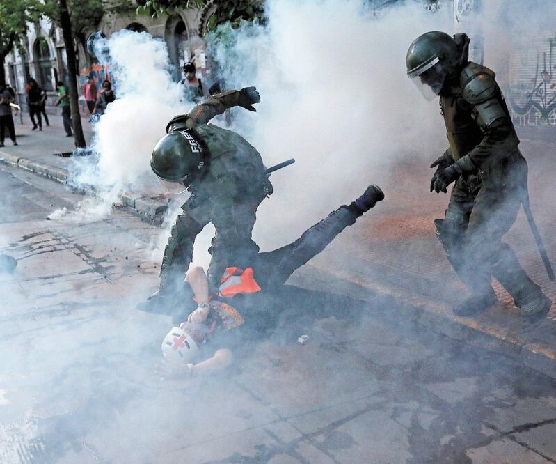 Policías detienen a un médico, en las protestas contra el gobierno de Sebastián Piñera en Santiago. PABLO SANHUEZA. REUTERS