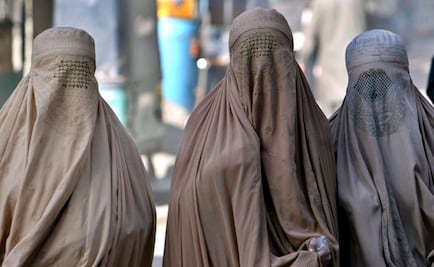 Talibanes imponen nuevas restricciones y prohíben a mujeres acudir a gimnasios y parques