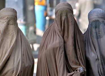 Talibanes imponen nuevas restricciones y prohíben a mujeres acudir a gimnasios y parques