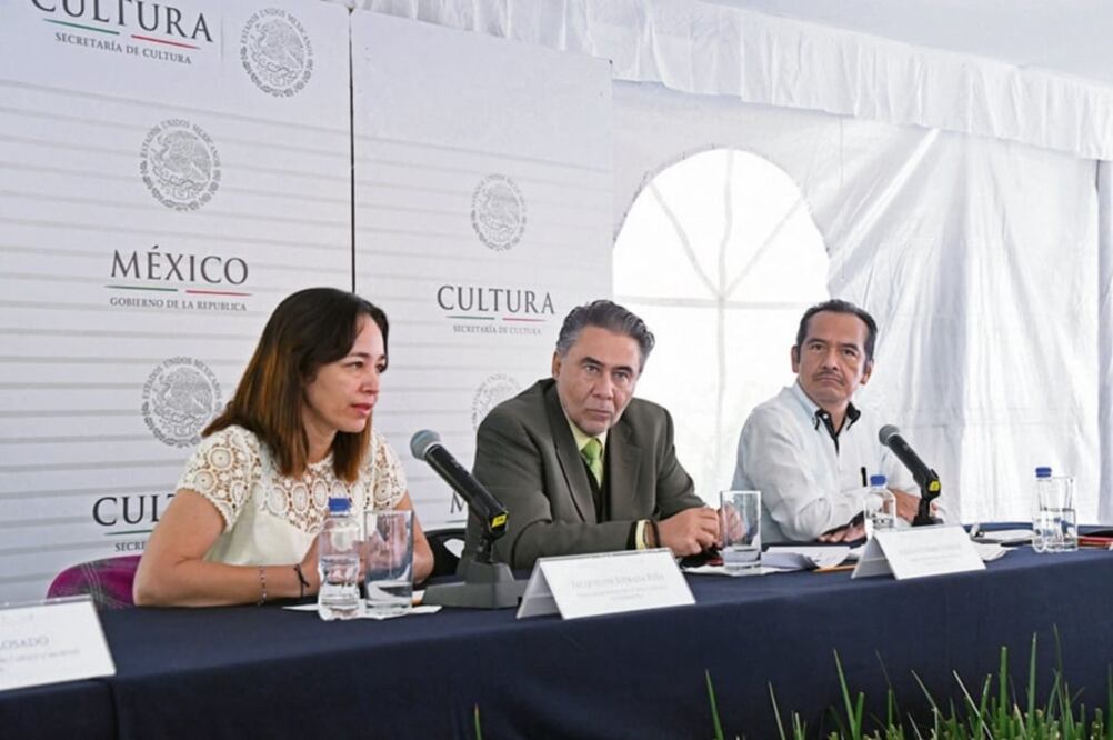 Jorge Gutiérrez Vázquez, surbsecretario de Diversidad Cultural y Fomento a la Lectura; y Juan Gregorio Regino, director del INALI, al hablar del Día Internacional de la Lengua Materna. (Cortesía Secretaría de Cultura)