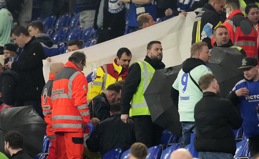 Muere aficionado durante partido de la Bundesliga - Foto: AP