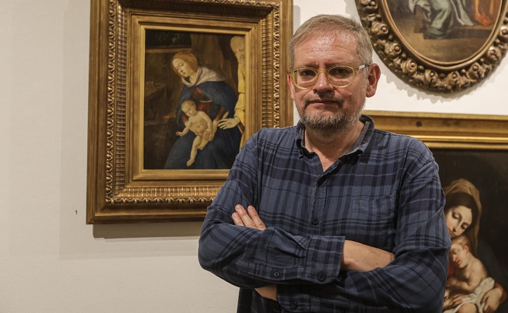 Entrevista a Jorge Reynoso Pohlenz, director del Museo Nacional de San Carlos. Detrás de él, un cuadro original de Sandro Botticelli. Fotos: Gabriel Pano/ El Universal.