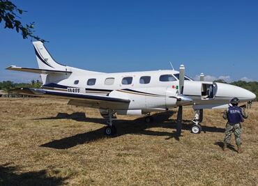 Semar asegura avioneta con 20 bidones con combustible turbosina en Chiapas