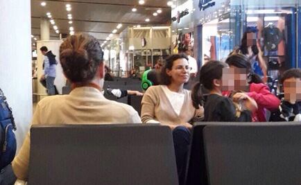 Publica Loret foto de Karime, esposa de Duarte, rumbo a Londres