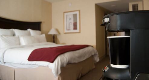 ¿Por qué no deberías usar la cafetera de tu hotel?