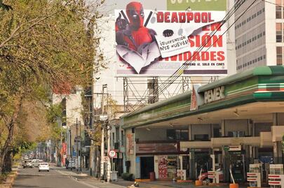 Retiran en el DF publicidad de la película Deadpool