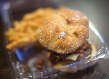 Por San Valentín, ofrecen hamburguesa "de compromiso" por 3 mil dólares