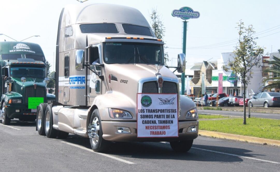 Transportistas afectados por el paro se movilizaron esta mañana en la ciudad de Uruapan para exigir la reactivación del sector (Foto: Cortesía de Carlos López / Noticias 452)