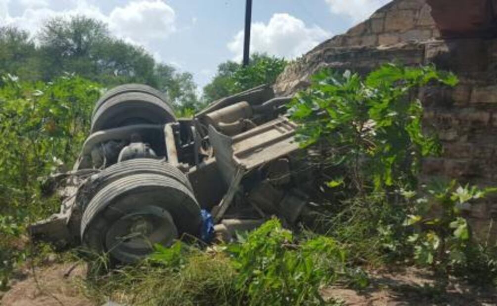 Tren impacta autobús en Tamaulipas; lo parte a la mitad
