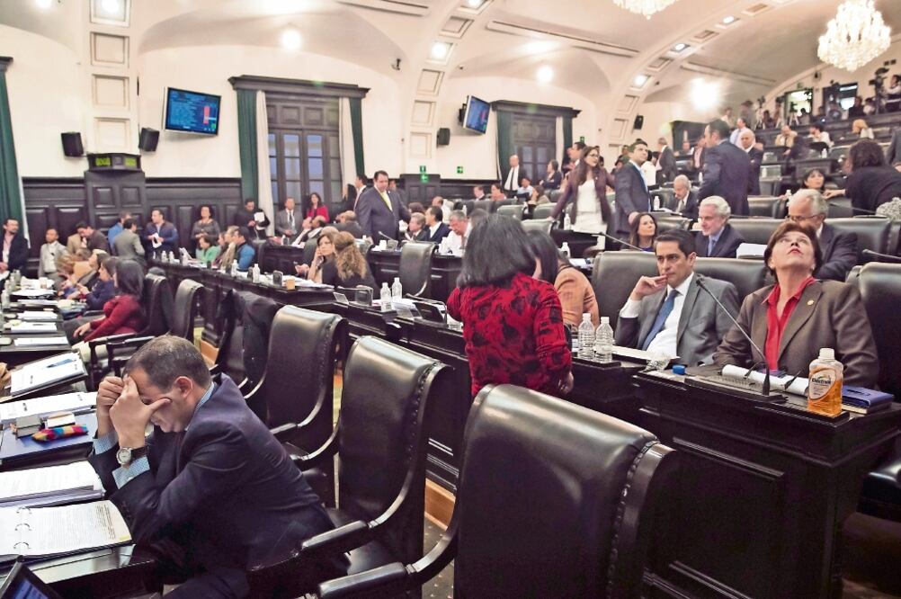 Los legisladores se alistaban anoche para sesionar durante la madrugada de este domingo párrafos pendientes (YADÍN XOLALPA. EL UNIVERSAL)