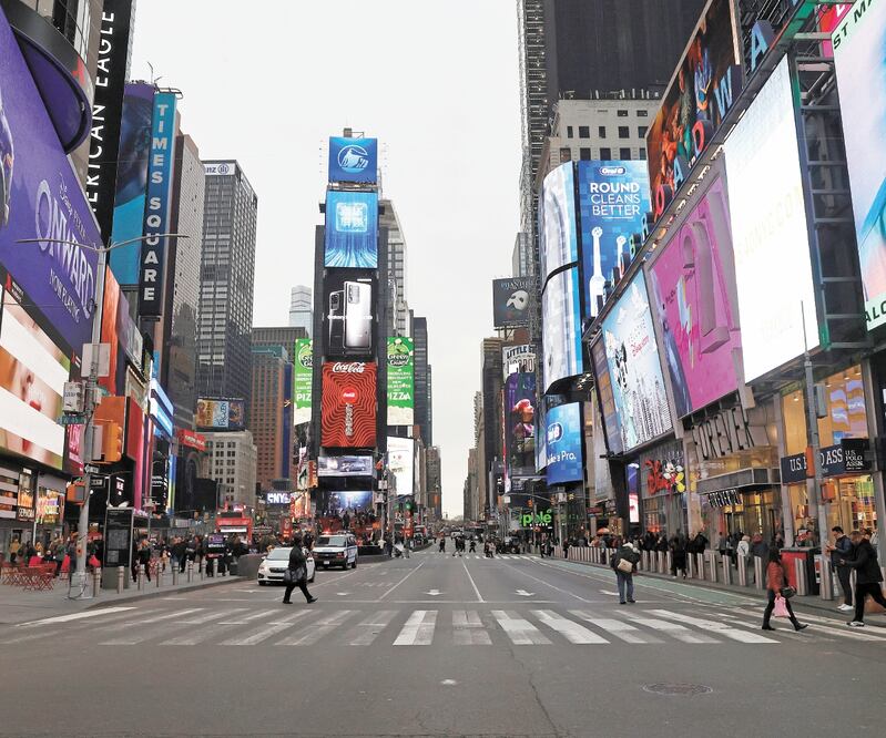 Neoyorquinos, en Times Square. Autoridades locales declararon ayer el estado de emergencia por el coronavirus. Foto: MIKE SEGAR. REUTERS