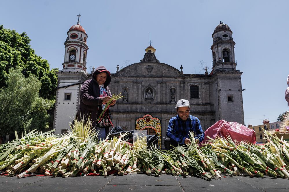 Comerciantes se apostaron afuera de la parroquia de la Santa Cruz y Nuestra Señora de la Soledad, en la alcaldía Venustiano Carranza, para la venta de palmas para celebrar el Domingo de Ramos. (Foto Yaretzi M. Osnaya/ EL UNIVERSAL)