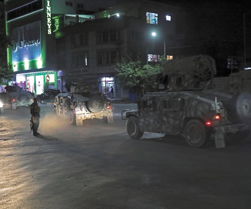 Fuerzas de seguridad afganas al llegar ayer al sitio de una explosión en Kabul. Multitudes salieron para protestar contra los talibanes. Foto: RAHMAT GUL. AP