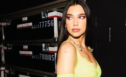 Grammys 2022: Dua Lipa impactó con el pelo rubio y vestido Versace