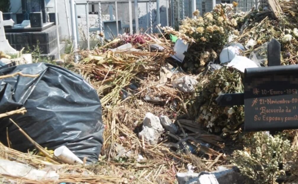 Deudos acusan abandono y mal estado de tumbas en panteón de Iztacalco