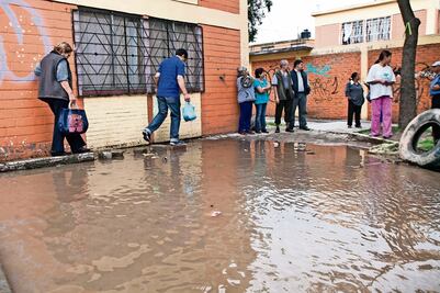 Suma 8 días fuga de agua en Iztapalapa
