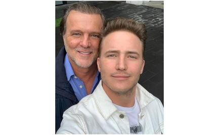 El hijo de René Strickler anuncia su compromiso con su novio 