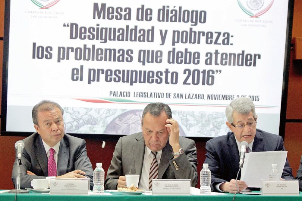 César Camacho, coordinador del PRI en la Cámara de Diputados; Jesús Zambrano (PRD), presidente de la Mesa Directiva, y el académico Mauricio Merino, en la mesa Desigualdad y Pobreza: Los problemas que debe atender el Presupuesto 2016 (CARLOS MEJÍA)