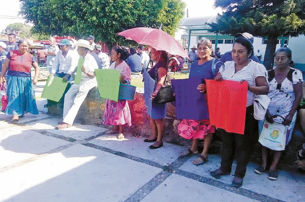 Pobladores mixes de la zona norte del Istmo de Tehuantepec mostraron su inconformidad en el hospital IMSS Bienestar de Matías Romero. Foto: CORTESÍA