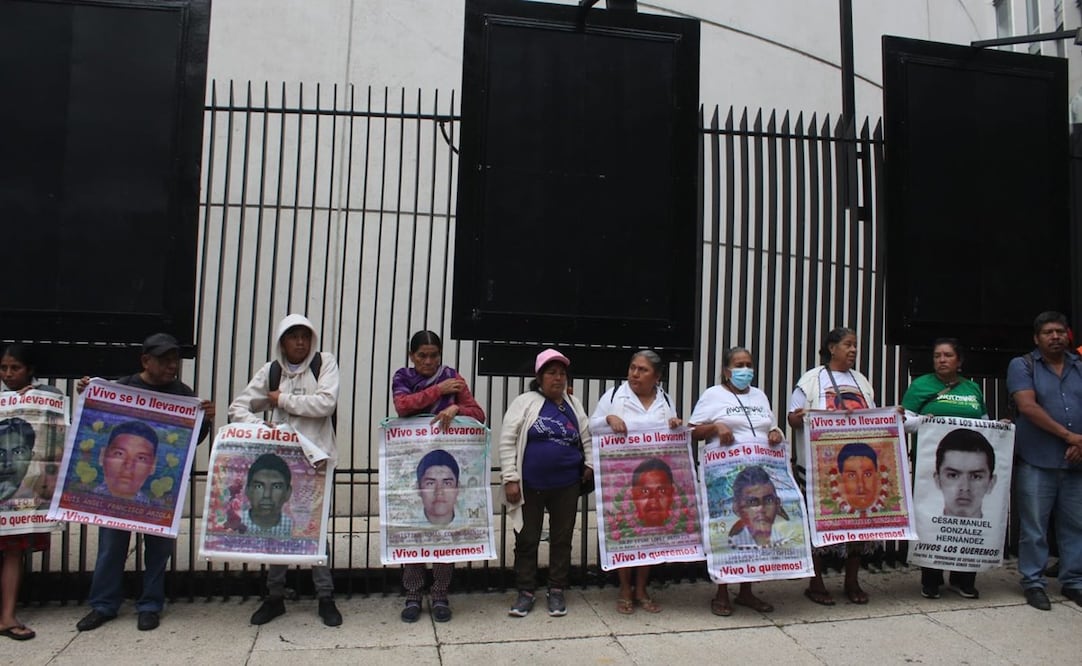 Los padres y madres de los 43 normalistas desaparecidos de Ayotzinapa realizaron mitin a las puertas del Senado este 24 de septiembre del 2024. Foto: francisco Rodríguez / EL UNIVERSAL