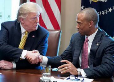 Trump elige a un exjugador de futbol americano como secretario de Urbanismo y Vivienda; ya había estado en el gabinete